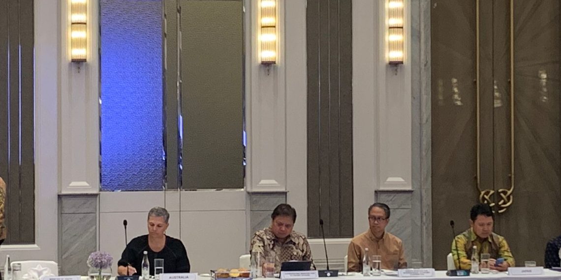 Airlangga Pamer Hasil Quick Count Pemilu 2024 di Depan 33 Dubes OECD