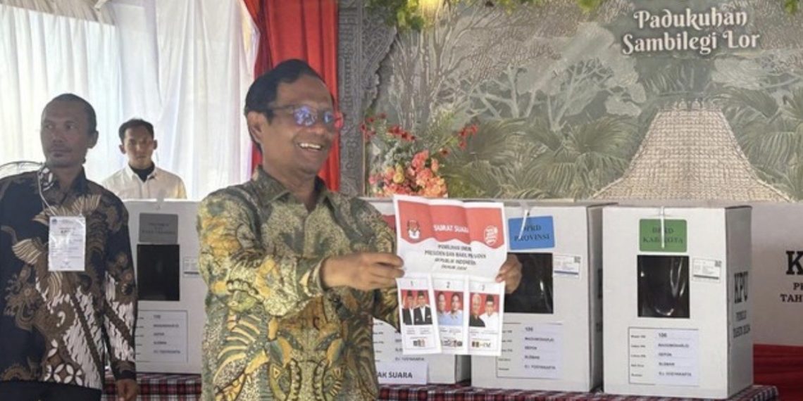 Cawapres nomor urut 3 Mahfud MD mencoblos di TPS 106 Sambilegi