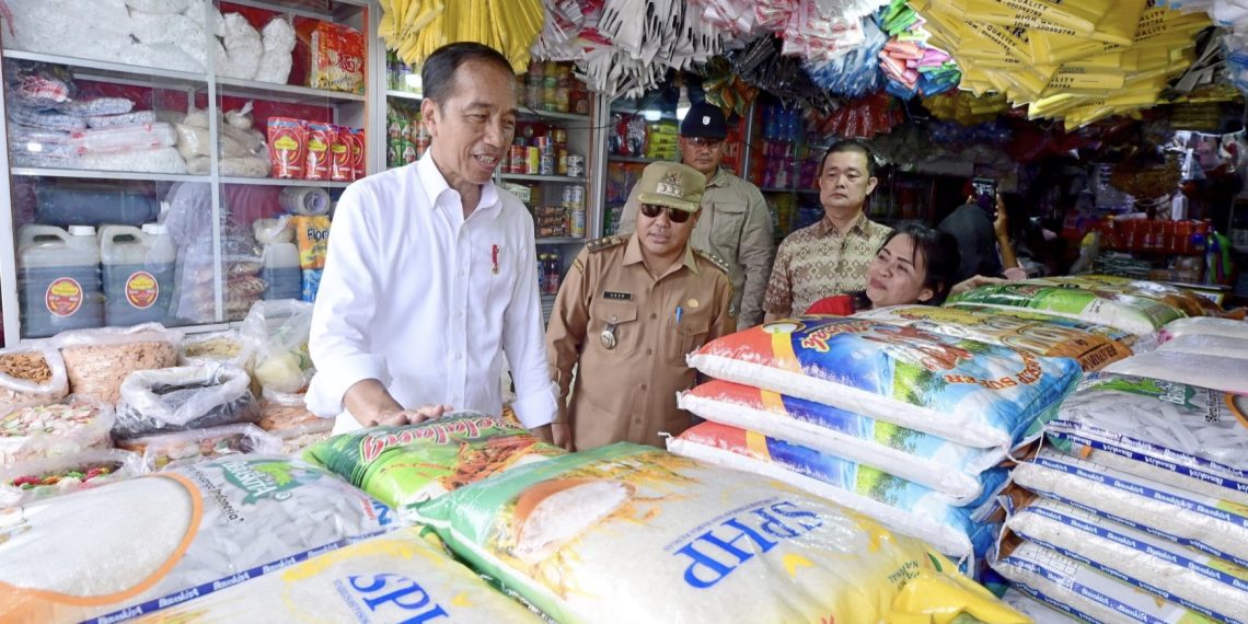 Tinjau Pasar Tradisional, Jokowi: Harga Telur Masih Tinggi