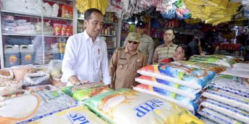 Tinjau Pasar Tradisional, Jokowi: Harga Telur Masih Tinggi
