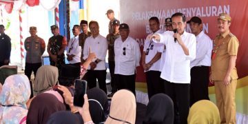 Jokowi Lanjut Bagi-Bagi Bansos Beras hingga Juni 2024