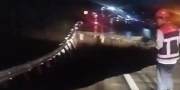 Belum Genap Setahun Diresmikan, Tol Bocimi Longsor