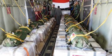 Gunakan Hercules TNI AU, Pemerintah Sukses Terjunkan Bantuan Pangan di Gaza