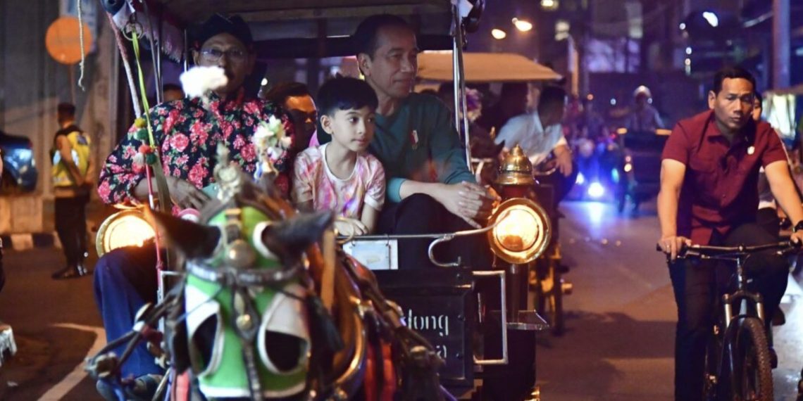 Momen Liburan Jokowi Ajak Cucunya Berkeliling Malioboro Naik Andong