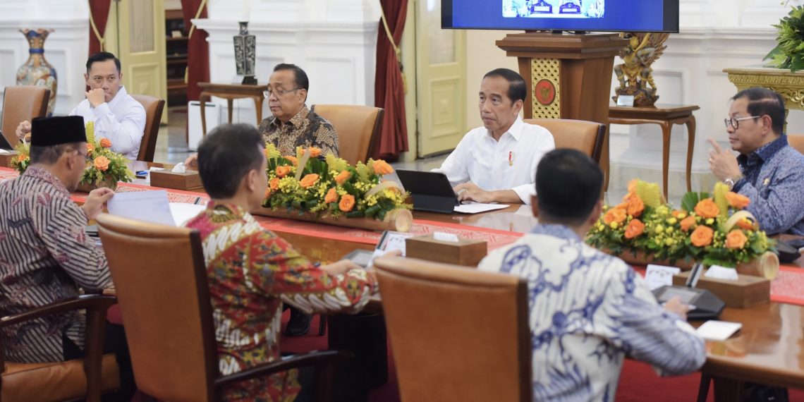 Kumpulkan Para Menteri, Ini Instruksi Jokowi Soal Penanganan Pengungsi Erupsi Gunung Ruang