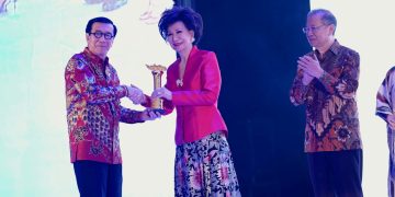 Berkat Hal Ini, Rina Ciputra Raih Penghargaan Nusantara Awards 2024
