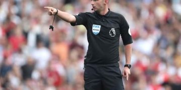 Wasit asal Inggris Michael Oliver dalam Euro 2024