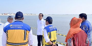 Presiden Joko Widodo (Jokowi) melakukan peninjauan langsung ke proyek pengendalian banjir rob di Tambak Lorok, Kota Semarang