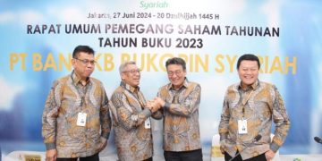 Direktur Utama Bank KB Syariah Koko Tjatur Rachmadi (kiri kedua) berjabat tangan dengan Wakil Direktur Utama Ji Kyu Jang (kanan kedua)