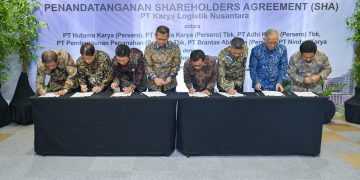 Direktur Utama SIG, Donny Arsal (empat dari kanan) dan Direktur Utama KLN, Fery Hendriyanto (kelima dari kanan) bersama para pemegang saham KLN menandatangani Amandemen dan Pernyataan Kembali Perjanjian Antar Pemegang Saham KLN di Habitare Apart Hotel Rasuna, Jakarta, pada Kamis (27/06/2024).