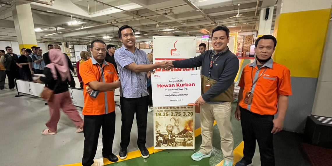 Rayakan Idul Adha, IFG Life Berbagi Daging Kurban