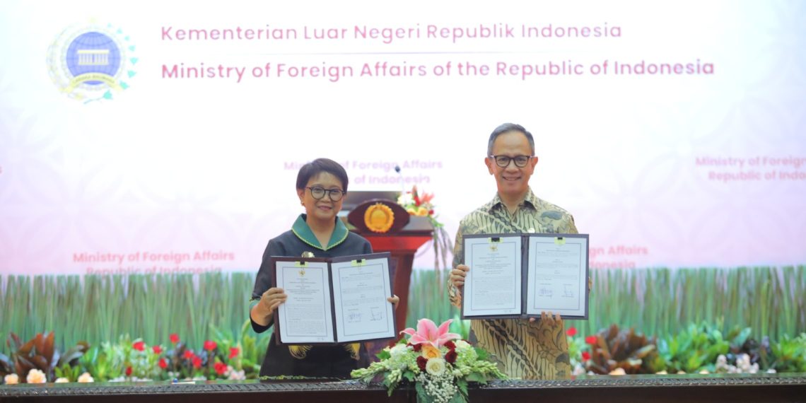 OJK-Kemenlu Kerja Sama Pelindungan Konsumen dan Penguatan Sektor Jasa Keuangan, Berikut Poinnya