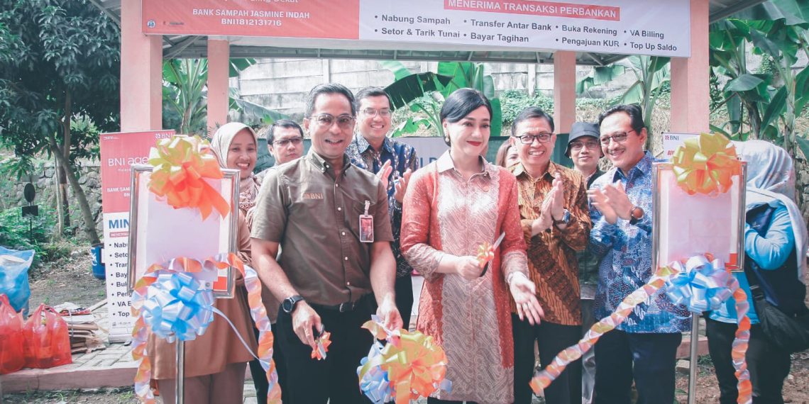 Tingkatkan Literasi Keuangan & Peduli Sampah, OJK Gelar Edukasi Keuangan di Bantar Gebang