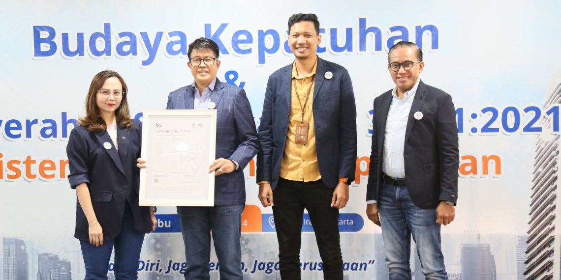 Wujudkan Komitmen Kepatuhan, BRI Life Terima ISO 37301:2021 dari British Standards Institution 