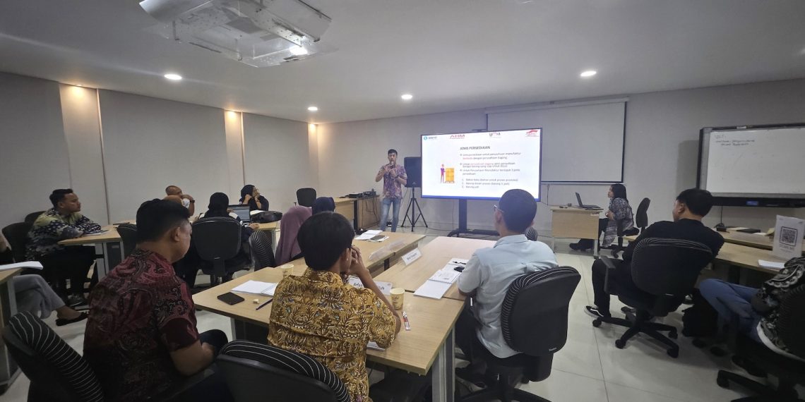 pelatihan literasi dan inklusi keuangan yang ditujukan kepada lebih dari 30 Industri Kecil Menengah (“IKM”) di wilayah Jabodetabek dan Bandung.