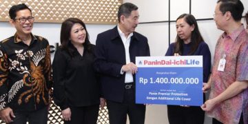 pencairan klaim tersebut diserahkan langsung oleh Presiden Direktur Panin Dai-ichi Life, Fadjar Gunawan