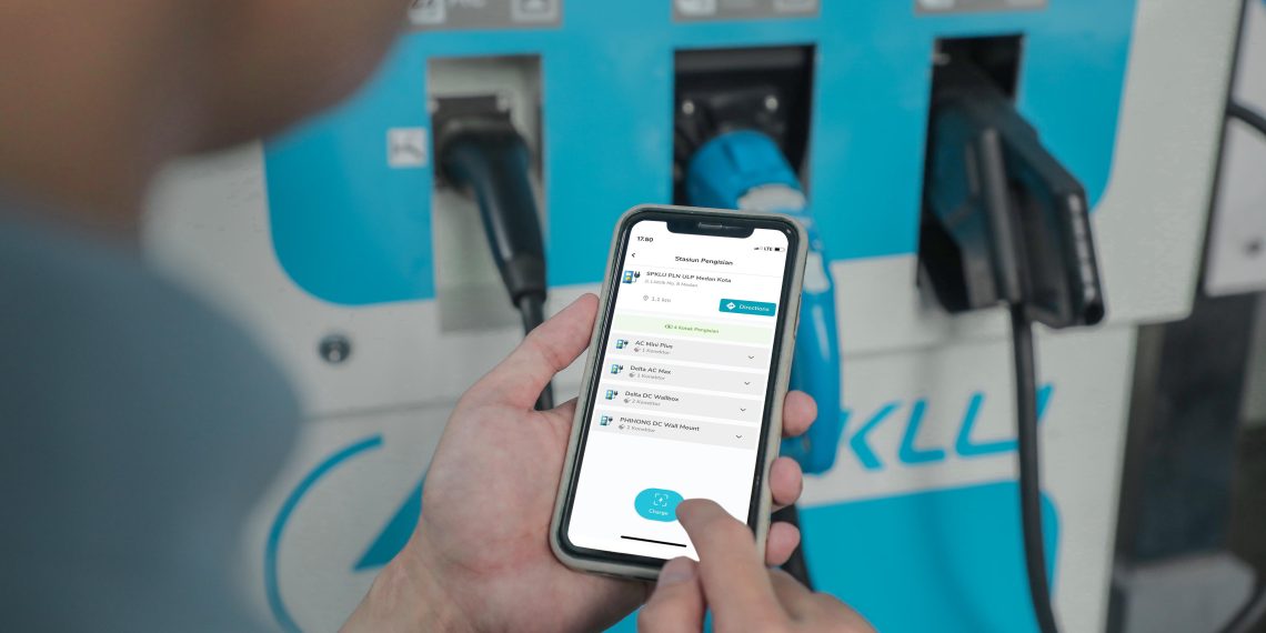 Ilustrasi penggunaan fitur Electric Vehicle pada aplikasi PLN Mobile untuk mencari dan melakukan pengisian di Stasiun Pengisian Kendaraan Listrik Umum (SPKLU)