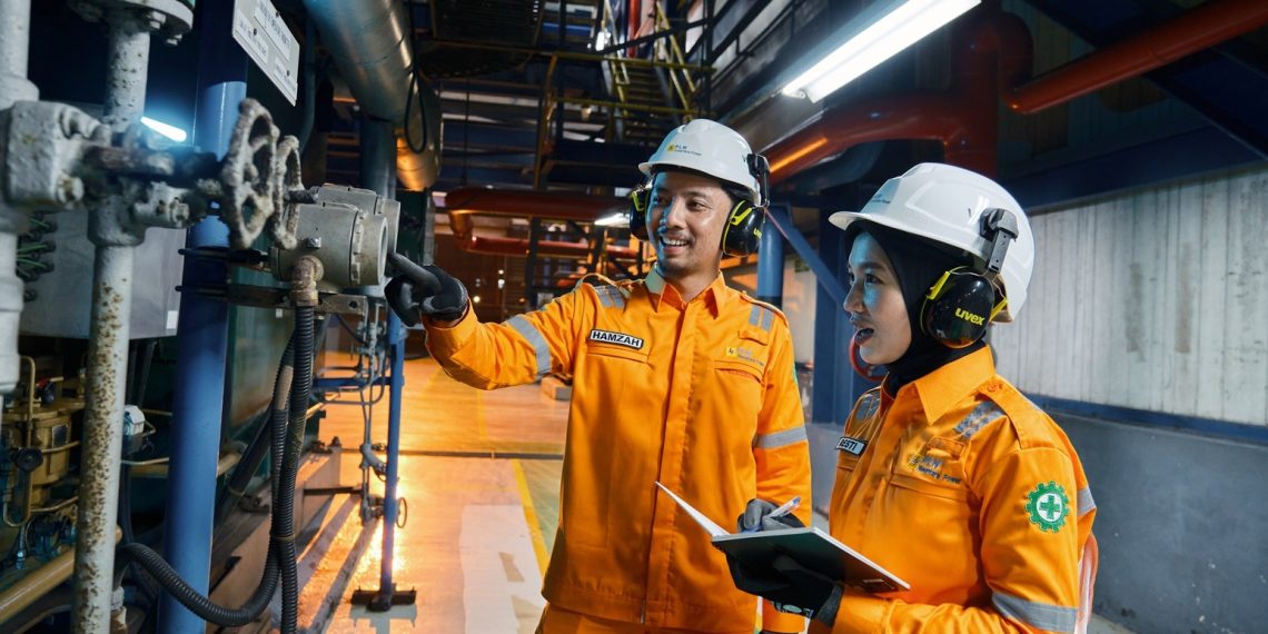 Pegawai PLN Nusantara Power saat melakukan patroli untuk memonitor kondisi operasional Pembangkit Listrik Tenaga Gas Uap (PLTGU) Muara Karang.