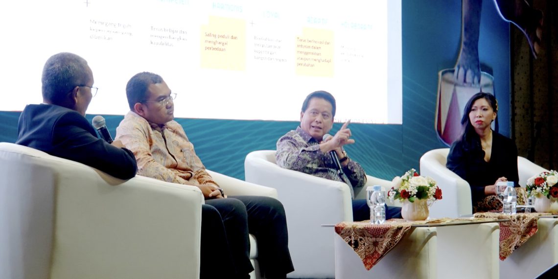 Direktur PT Bank Syariah Indonesia Tbk (BSI) Hery Gunardi (tengah), Deputi Bidang Sumber Daya Manusia, Teknologi dan Informasi Kementerian BUMN Tedi Bharata (kiri) dan beberapa narasumber dalam acara Diskusi buku berjudul "Elephant Learns Flamenco: BUMN Menuju Indonesia Emas 2045" di Jakarta, Rabu (31/7/2024).
