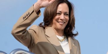 Wakil Presiden AS dan calon presiden dari Partai Demokrat Kamala Harris melambaikan tangan saat menaiki Air Force Two dari Bandara Regional Westfield-Barnes di Westfield, Massachusetts