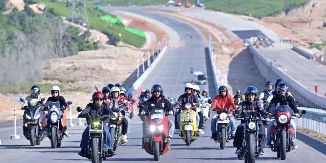 Presiden Joko Widodo mengendarai sepeda motor untuk meninjau progres pembangunan jalan tol Ibu Kota Nusantara (IKN) di Kabupaten Penajam Paser Utara, Provinsi Kalimantan Timur, pada Minggu, 28 Juli 2024. (Foto: BPMI Setpres)