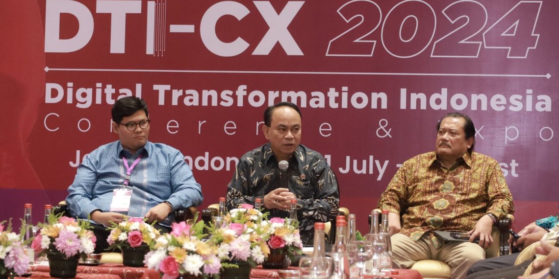 Menteri Komunikasi dan Informatika Budi Arie Setiadi yang hadir dalam acara tersebut menyoroti pentingnya transformasi digital di era modern.