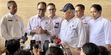Menteri PUPR Basuki Hadimuljono dan Menteri Perhubungan Budi Karya Sumadi menyampaikan keterangannya kepada awak media usai bertemu dengan Presiden Joko Widodo di Istana Garuda, Kawasan IKN, Provinsi Kalimantan Timur, pada Senin, 29 Juli 2024