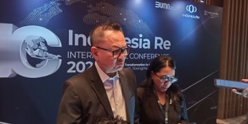 Direktur Utama Indonesia Re, Benny Waworuntu (kiri) dan Direktur Pengembangan dan Teknologi Informasi Indonesia Re, Beatrix Santi Anugrah (kanan)