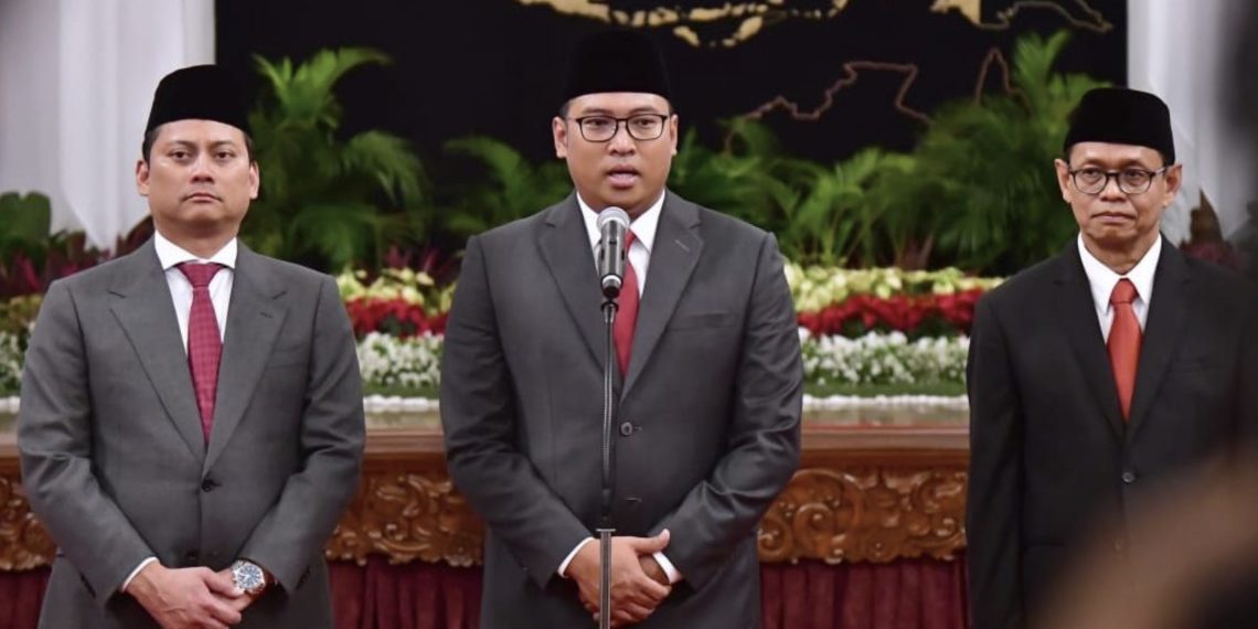 Tiga wakil menteri (wamen) Kabinet Indonesia Maju yakni Sudaryono (tengah), Thomas Djiwandono (kiri), dan Yuliot (kanan) menyampaikan keterangan pers usai dilantik di Istana Negara, Jakarta, pada Kamis, 18 Juli 2024. (Foto: BPMI Setpres)