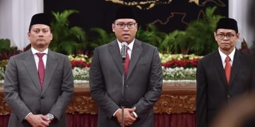 Tiga wakil menteri (wamen) Kabinet Indonesia Maju yakni Sudaryono (tengah), Thomas Djiwandono (kiri), dan Yuliot (kanan) menyampaikan keterangan pers usai dilantik di Istana Negara, Jakarta, pada Kamis, 18 Juli 2024. (Foto: BPMI Setpres)