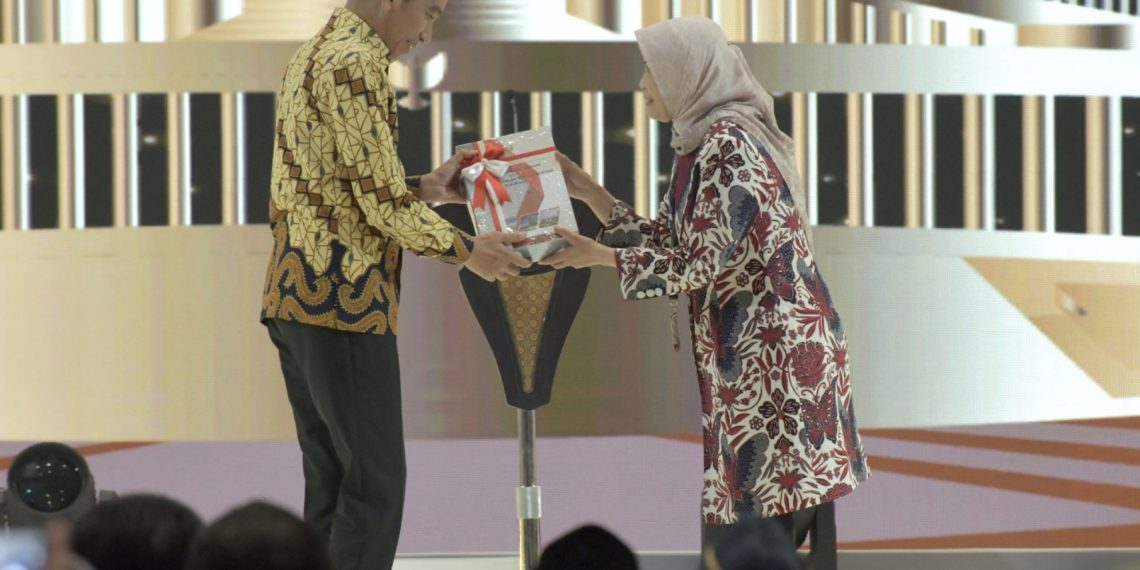 Presiden RI Joko Widodo Menerima Laporan Hasil Pemeriksaan Atas Laporan Keuangan Pemerintah Pusat (LHP LKPP) TA 2023 dan Ikhtisar Hasil Pemeriksaan Semester (IHPS) II Tahun 2023 di Jakarta Convention Center (JCC), Senin 8 Juli 2024 (Foto: Humas Setkab)