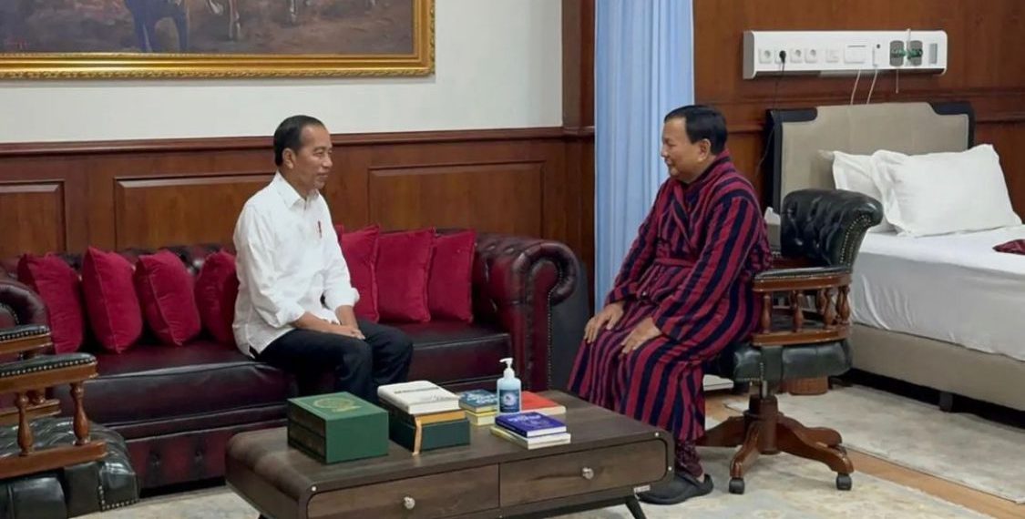 Presiden Jokowi menjenguk presiden terpilih Prabowo usai menjalani operasi cidera kaki