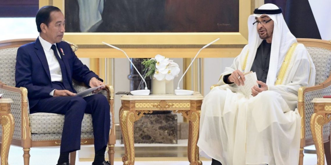 Presiden Joko Widodo mengadakan pertemuan bilateral dengan Presiden Mohamed bin Zayed Al Nahyan (MBZ) di Qasr Al Watan, Abu Dhabi, pada Rabu, 17 Juli 2024. (Foto: BPMI Setpres/)