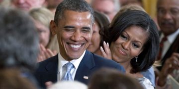 Presiden Barack Obama dan ibu negara Michelle Obama menghadiri peluncuran potret mantan President George W. Bush dan mantan ibu negara Laura Bush di Gedung Putih, 31 Mei 2012.