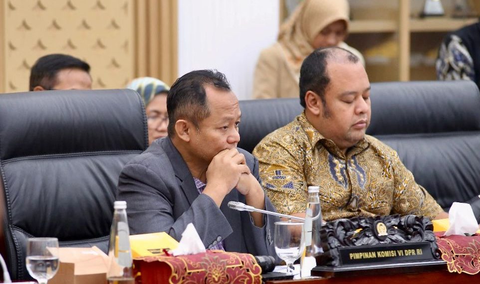 Pimpinan Rapat Kerja dengan Menteri BUMN terkait dengan pemberian PMN, Muhammad Sarmuji (kiri) mendukung penuh alokasi PMN untuk mendukung upaya PLN dalam memberikan akses listrik untuk masyarakat di daerah 3T.