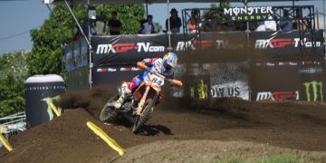Salah satu pembalap saat melintasi Sirkuit Selaparang, Mataram pada ajang MXGP Seri 2.