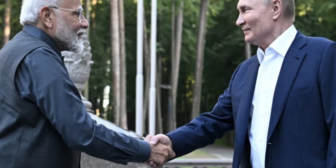 Presiden Rusia Vladimir Putin berjabat tangan dengan Perdana Menteri India Narendra Modi selama pertemuan mereka di kediaman negara Novo-Ogaryovo dekat Moskow, Rusia 8 Juli 2024