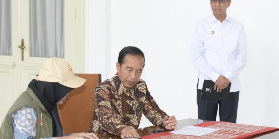 Presiden Joko Widodo mengikuti proses pencocokan dan penelitian (coklit) data pemilih dalam rangka pemilihan kepala daerah (Pilkada) serentak tahun 2024 di Istana Merdeka, Jakarta, pada Rabu, 24 Juli 2024. (Foto: BPMI Setpres)