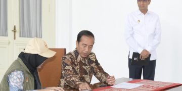 Presiden Joko Widodo mengikuti proses pencocokan dan penelitian (coklit) data pemilih dalam rangka pemilihan kepala daerah (Pilkada) serentak tahun 2024 di Istana Merdeka, Jakarta, pada Rabu, 24 Juli 2024. (Foto: BPMI Setpres)