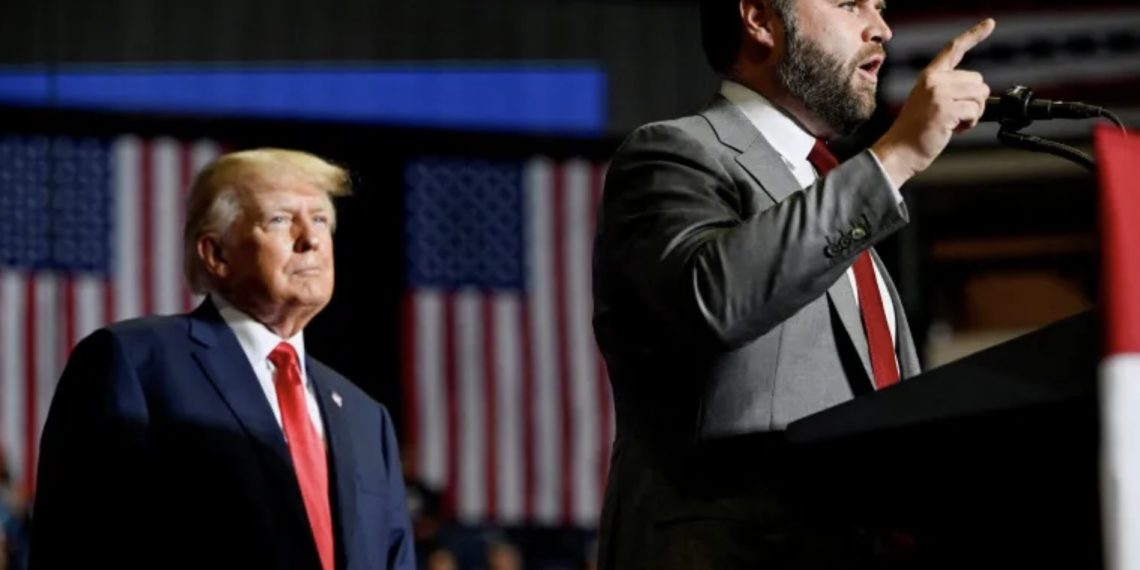 Trump, kiri, mendengarkan saat Vance berbicara pada rapat umum tahun 2022 di Youngstown, Ohio, Amerika Serikat