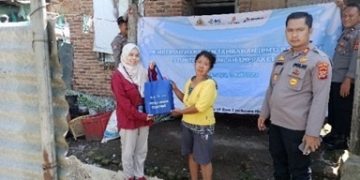 Pemberian paket makanan