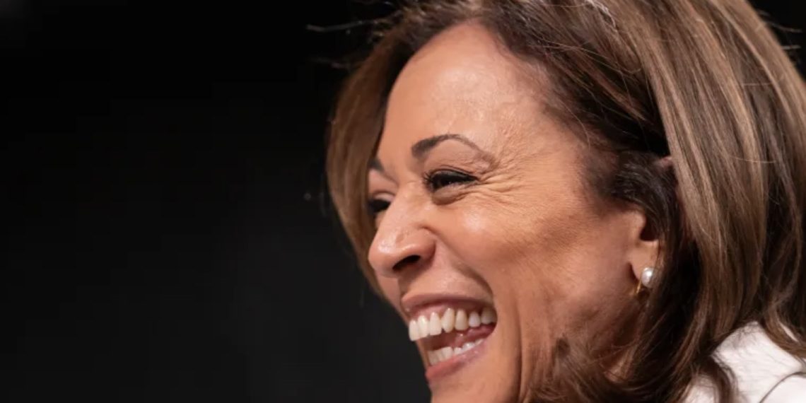 Wakil Presiden Amerika Serikat Kamala Harris didukung oleh Presiden Joe Biden setelah dia keluar dari pemilihan presiden [Nathan Howard/AFP]