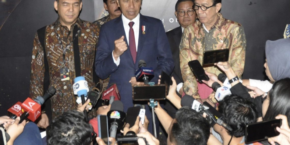 Presiden RI Joko Widodo (Jokowi) Didampingi Seskab Pramono Anung, Memberikan Keterangan Pers Usai Peluncuran Golden Visa Indonesia, di Grand Ballroom, The Ritz-Carlton, Jakarta, Kamis (25/07/2024). (Foto: Setkab)