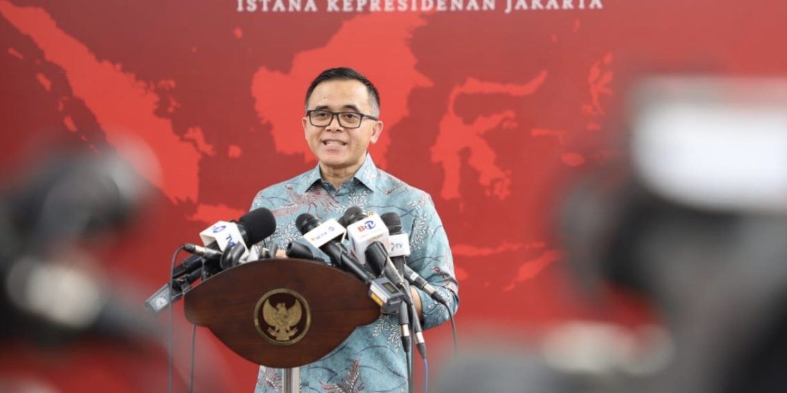 Menteri Pendayagunaan Aparatur Negara dan Reformasi Birokrasi (PANRB) Abdullah Azwar Anas memberikan keterangan pers terkait Pemindahan ASN ke IKN di Istana Negara, Senin (01/07)