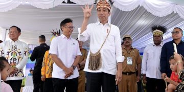 Presiden Joko Widodo didampingi Ibu Iriana Joko Widodo melakukan kunjungan ke Posyandu Rajawali 3, Komplek Graha Nendali, Kabupaten Jayapura, Provinsi Papua, pada Selasa, 23 Juli 2024. (Foto: BPMI Setpres)