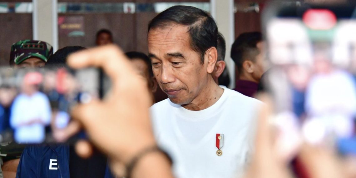 Presiden Joko Widodo menyampaikan keterangannya di hadapan awak media di Stadion Jalak Harupat, Kabupaten Bandung, Provinsi Jawa Barat pada Jumat, 19 Juli 2024. (Foto: BPMI )