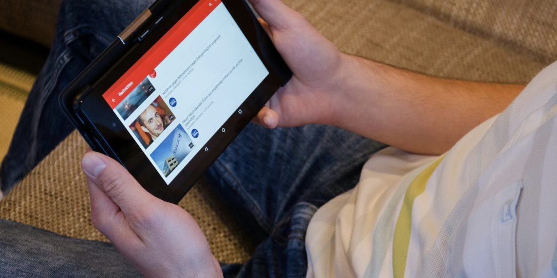 Ilustrasi menonton video streaming