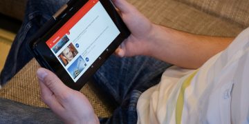 Ilustrasi menonton video streaming