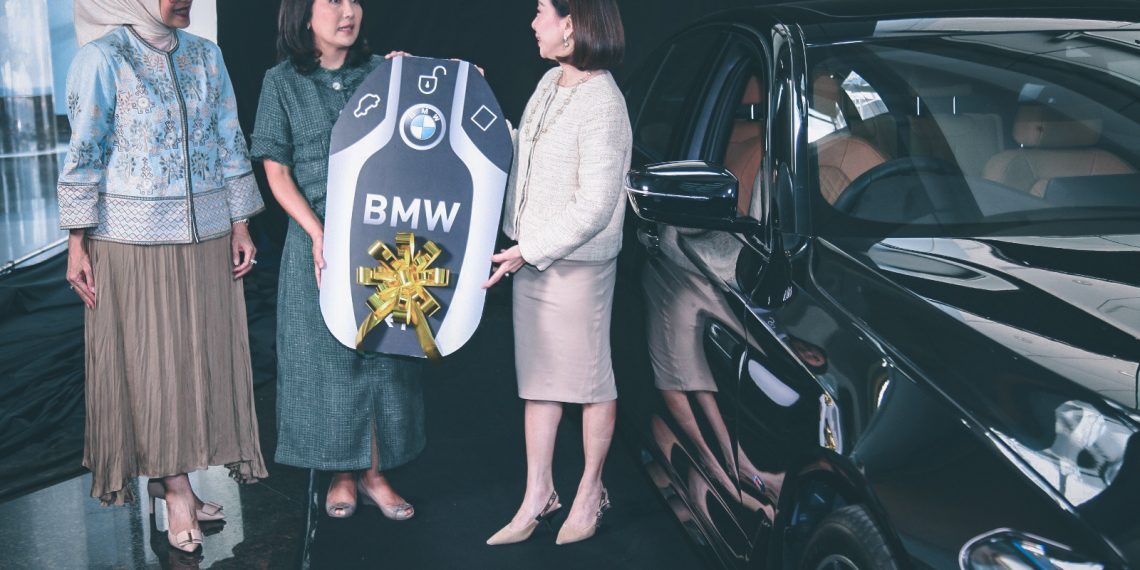 Apresiasi Nasabah, Bank Mega Serahkan Undian Program Meriah Bareng Mega