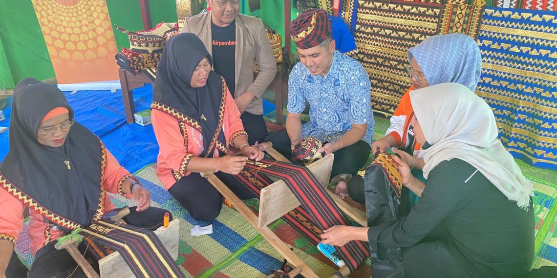 Begini Cara BTPN Syariah Berdayakan Ibu-ibu Pengrajin Tapis di Lampung
